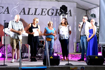 Ricevono il premio i genitori di Milena